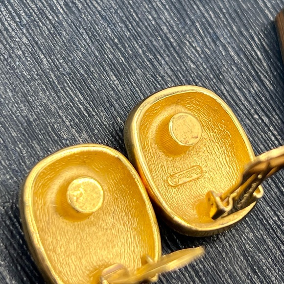 Vintage CHRISTIAN DIOR gold clip on earrings - Picture 6 of 13